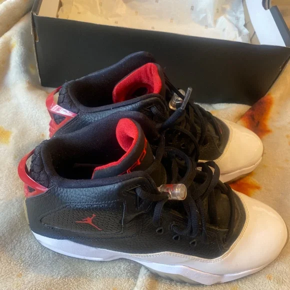 Jordans b’loyal gs - Picture 2 of 3